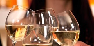 6 Reasons To Drink More Of White Wine